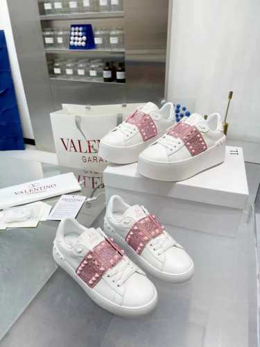 冲量价: 奴家最新厚底高版本 Valentino 华伦天奴23Ss春夏厚底柳钉运动休闲鞋小白鞋 最新款 爆款系列 日本上线后一鞋难求 超级火爆 经典柳钉系搭配厚