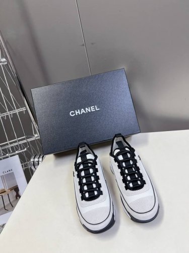CHANEL香奈儿经典运动鞋超级网红系！超多网红上脚，专柜超火香奈儿的世界一直是女生梦寐以求的，简约的隔板设计 超级演绎多重质感效果，最抢眼LOGO双C也是超爱