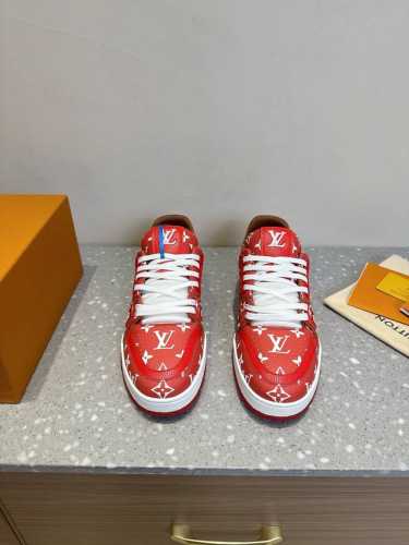 Lv Tarine路易威登l家 驴牌 情侣款 休闲 运动鞋 滑板鞋原版购入开发 做货 本款lv Trainer 运动鞋选用牛皮革塑造繁复鞋面，需要数小时的匠心缝