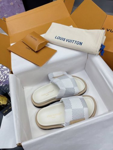 工厂价 飞机盒5 Lv 情侣款专柜主打最新款牛仔拖鞋硬货上新 代购级别！高级感十足！国内外博主刷爆的一款，复古又时髦 上脚美炸了！官网主推款 鞋面：高定制牛仔印