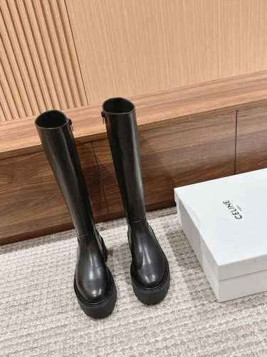 Celine 思琳23最新厚底骑士靴 这款长靴的靴型真的太顶了，加入了厚底的元素，非常适合现在的穿搭风格。上脚整个线条真的很修长！整靴进口小牛皮 原装私模大底