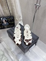情侣款出厂 Dries Van Noten DVN 复古德训鞋Dries Van Noten 春夏系列设计师通过改造、扭曲和颠覆经典元素，打造出实用而富有设计感