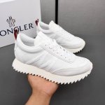 Moncler蒙口男士户外系带运动鞋，具有舒适防滑性能，专为户外跑步或都市漫步而设。兼备创新、功能性与图形细节于一体，从高山氛围汲取灵感，诠释潮流时尚。多种原版