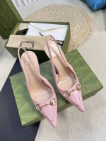 Gucci 24ss春夏新款 G家尖头马衔扣V型系列，经典再现，简约设计高雅品质，鞋面以羊皮双G布材料匠心打造，鞋面缀饰亮眼的经典马衔扣，后带着釆用松紧带设计，