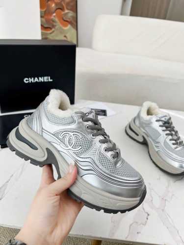 Chanel 香奈儿 度假系列 最新款休闲运动鞋 银白，金白，银灰，黑红！无敌漂亮又好穿 非常轻便，内里也是超级软，超级舒服，鞋面透气设计，配色高级耐看 百搭