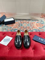 DIOR 迪奥 男士商务休闲皮鞋源自经典款式的设计，在100％确保穿着舒适度的同时，柔软的马皮革表面处理工艺带来一份天然和淡淡的古旧质感。低调不失奢华。整双皮靴