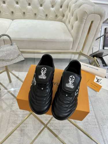 LV路易威登 L家驴牌Runner Tatic系列 厚底 休闲 运动鞋 跑鞋 原版购入开发 做货 本款 LV Runner Tatic 运动鞋融合网格面料和饰带
