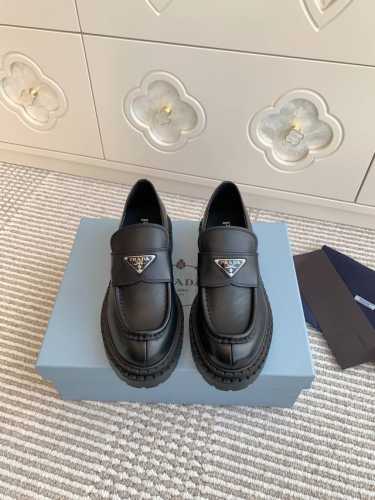批 ｜顶级代购级别 Prada 普拉达 新品三角标双层巧克力厚底乐福鞋 材质与工艺： 原版牛皮革面料 擦色工艺 垫脚内里牛皮 Zp开模4.5厘米凹凸纹橡胶厚底