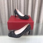 Roge* Vivie* 经典方扣香蕉跟单鞋专柜最近抢疯了的颜色 原版定制呢布意大利真皮大底头层羊皮内里、鞋垫高档原包装=独家最高版本 细节自己看，杠杠的 跟高