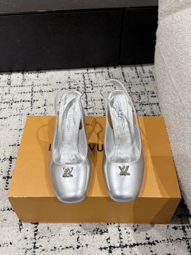 Louis Vuitton 25 Swing最新 粗跟玛丽珍涼鞋 简约精致，高级感满满，尽显优雅气质～ 上脚超好看，拉满了夏日美鞋绝绝子啊 鞋面：进口牛皮 漆皮