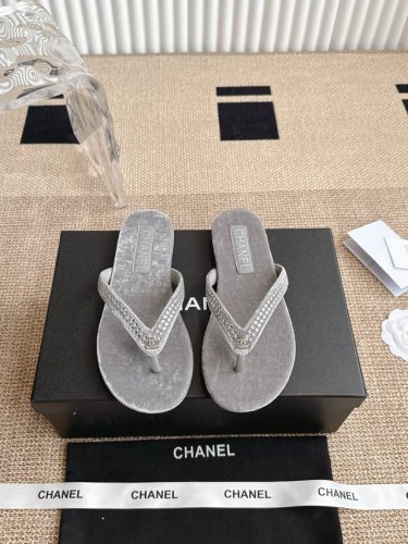 Chanel 小香珍珠夹脚人字拖鞋 人字拖就是夏天的标配！简单的人字拖居然能做到这么好看，香奶奶果然不一般。上脚给到你慵懒又富贵的感觉！你值得拥有呀！ 材质：丝