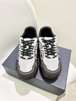女 、男 年b30最新配色，顶级版本 Dior迪奥倾情呈献全新b30运动鞋。 原版抽真空大底1：1复刻顶级版本 以现代线条和科技面料打造灵动休闲格调。迪奥品牌大