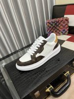 出厂价： LV 路易威登。最新潮鞋休闲鞋实体店爆款。新品春夏季舒适进口定制原版牛皮，独特提花面料元素设计。搭配羊皮内里，Lv原版底，高端包装高品质细节决定品质、