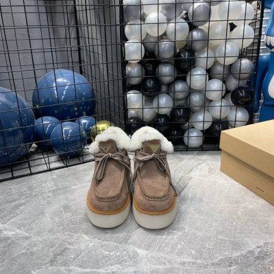 出厂 Prada 普拉达24秋冬新款△三角标厚底靴 系带雪地靴 双色擦色牛绒真羊羔毛 真皮沿条 双色tpu大底 Size：35-39 40 41定做不退换