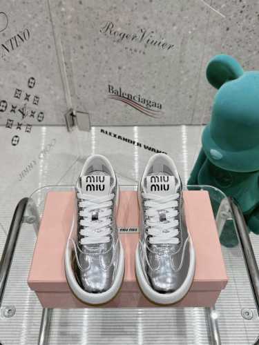 出厂 Miumiu缪缪2024早春走秀款，真皮系带厚底板鞋，休闲增高百搭小白鞋德训鞋，舒适度真的让人一整个心都融化鞋型整体都狠秀气不笨重 鞋面:牛皮 磨砂 内里