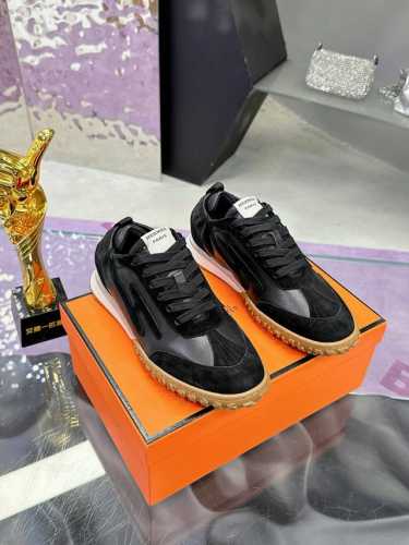 Hermès 爱马仕新款 复古时尚阿甘德训鞋拼色设计少女风 复古时尚 简约高级 随意搭配 上脚非常轻便舒适鞋面：麂皮 牛皮内里：牛皮大底：原版TR成型大底码数：