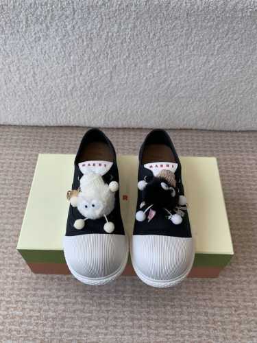 p350Marni 25Ss 新款情侣款大头鞋 太萌了 marni 2025春夏新品的Cotton Wave男女同款大头鞋，延续了品牌一贯的简约与时尚风格。 设