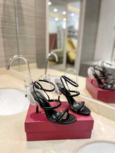 Valentino 2024新款 最新玫瑰花跟 突破设计风格 无法描述的美丽 材质面料内外采用高级柔软羊皮舒适驾驭。鞋底意大利真皮鞋底 鞋跟10Cm 码数35-