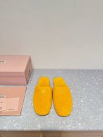 Miu Miu 24Ss 秋冬系列穆勒鞋 懒人拖鞋 Miu真的太少女啦，第一眼看到这个鞋子就有种软绵绵的感觉，简单而带点复古气息随意搭配都好看！以极简风格为主，