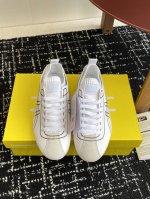 代购级 鬼塚虎Onitsuka Tiger SCLAW以经典重塑未来，SCLAW系列延续了Onitsuka Tiger的标志性设计语言，同时注入现代潮流元素。鞋