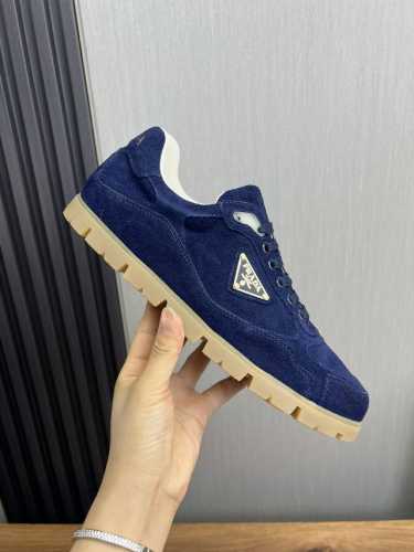 出厂价： Prada 普拉达 鞋面：进口牛京 内里：牛皮内里+牛皮垫脚 大底：超轻tpr橡胶; 成型大底 码数：38-44 45订做