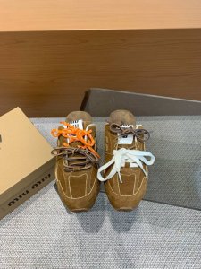 Miu Miu x New Balance 联名系列情侣运动鞋 各大品牌都热衷于跨界联名 缪缪这次联名诚意满满非常有亮点 鞋面高丝光拼接 做旧毛边设计 复古又叛
