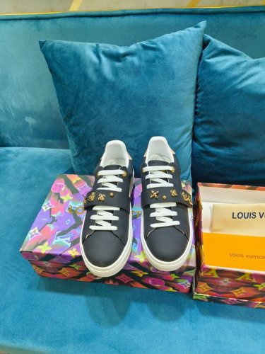 女款 本款 LV Groovy platform 运动鞋为柔软牛皮革压印路易威登经典 Monogram 图案。七十年代风格鞋面拼接大号加厚外底。鞋带装饰处 Mo