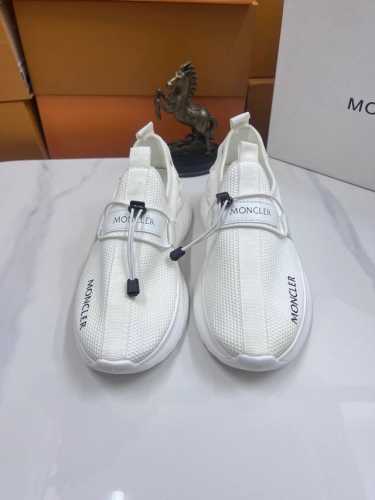 出厂价:品牌： 蒙口moncler尺码：38-45 可定做46等级：高版本材料： 夏季新款款式类别：原版进口胶料材质 拼色设计原版弹力防滑大底