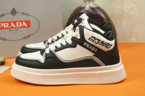 高品质 PRADA 普拉达新款上市著名奢侈品牌，专柜同步更新，意大利男鞋时尚杂志季刊封面主推款！鞋面采用意大利进口牛皮制作，透气网布内里。原版防滑轻质发泡运动大
