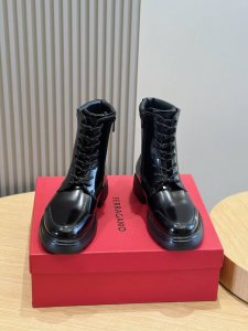 菲拉格慕. Ferragamo 男士高帮靴，最新爆款，1:1原单代购品质，顶级狠货，鞋面进口牛皮，内里垫脚均采用进口牛皮，配原版轻质发泡大底，配码39-44，