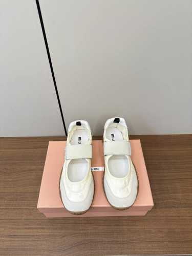 miumiu 25Ss 早春新品玛丽珍魔术贴平底鞋P340 秀场工艺来自Miu Miu系列的细节特写 新季的潮流要素 与此刻挚爱的概念，玛丽珍芭蕾舞传达现代风格