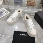 出 ----香奈儿厚底帆布饼干鞋 全新复古帆布系列，呈递松弛之姿，轻盈于形开启盛夏之旅。 延续ann Andelman 标志性解构化廓形，鞋身以简约立体线条及双