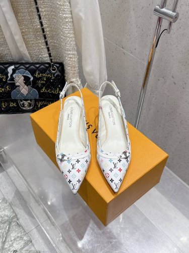 顶级版本 Louis Vuitton LV 路易威登 2025春夏尖头高跟鞋凉鞋鹰嘴小尖头搭配镂空老花皮条小方扣可调节松紧，Lv五金 “logo”饰以点缀，细节