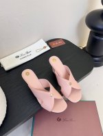 Loropiana 25Ss 新款 拖鞋系列 Lp一直是以好穿舒适为主的设计风格 这几年老钱风穿搭超级 这款乐福鞋也不例外 简约的设计理念搭配品牌经典的颜色做点
