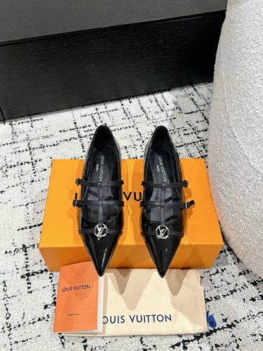 顶级版本 Louis Vuitton 路易威登 25 春夏尖头高跟鞋 鹰嘴小尖头搭配镂空皮条小方扣可调节松紧， Lv五金 “Logo”饰以点缀，细节质感特别的高