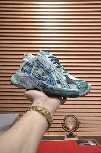 出厂价 顶级版本 Balenciaga 巴黎7.5 巴黎世家 最新配色潮流复古休闲鞋 通过溢胶、做旧、缝线等细节， 展示了设计师 Demna 的运动鞋风格， 用