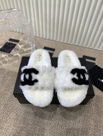 Chanel 24 秋冬懒人毛毛拖 流行风纯皮毛一体羔羊毛打造！小香ig超温暖的感觉，穿上仿佛踩在云朵上，精致高级！让这双毛拖身价陡增！非常好穿不打滑，而且鞋底