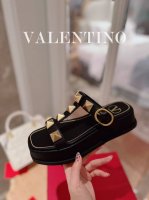 Valentino.华天伦奴专柜最新春款系列v家火铆爆钉金属元素厚底凉鞋. 上脚大气奢华艳丽. 细节完美. 精致耐看. 可任意配搭春夏秋美饰服丽. 面料:原版定