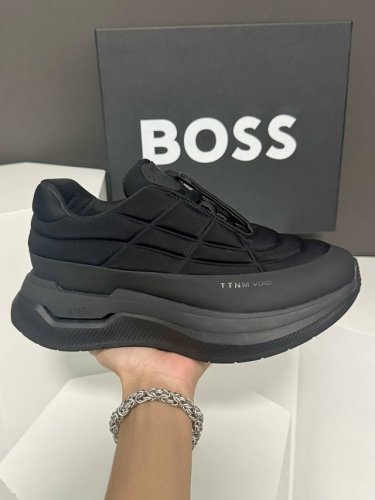 Boss动感男款厚底运动鞋,优雅低调而又蕴藏轻盈活力。精选内皮搭配高弹力飞织！饰有品牌标识，前卫厚鞋底设计。层次感和科技感十足，让人眼前一亮的时尚单品。 Siz