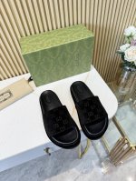 工厂价 全年出货， 个色 古驰Gucci最新限量厚底拖鞋 。顶级品质发售 购入正品开发 . 材质.工艺与原版一致鞋面：原版特殊印刷工艺印花 内里：透染羊皮大底：