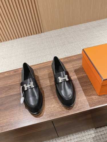 Hermes 爱马仕爆款厚底乐福鞋！毋庸置疑爱马仕是奢侈品中的翘楚，每个单品出来都是非常深入人心，没有复杂的装饰，简简单单就显得很高级了！ 今年爱马仕简直开挂，
