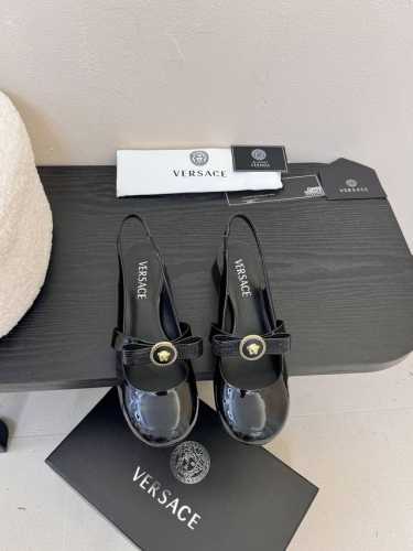 360 versace 范思哲2025春夏新款蝴蝶结 粗跟圆头玛丽珍后空凉鞋！ 米兰秀场同简约干练的版型 鞋面采用软漆皮 内里垫脚进口羊皮 意大利进口原色真皮大