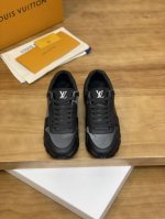 工厂价: 顶级版本 新款louis vuitton 路易威登官网同步 经典男鞋休闲运动鞋，原版一比一开模，实体疯卖爆款 面料:头层牛皮+原版品牌老花压花 内里: