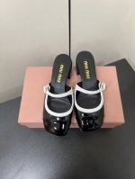 Miu Miu 缪缪 2025早春新品钮扣粗跟玛丽珍半拖穆勒鞋 专柜主打最新走秀款 蝴蝶结复古玛丽珍粗跟单鞋火爆上新！ 缪家高货 顶级工艺打造精品质感 无敌舒适
