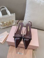 高版本出厂Miumiu*缪缪 24春夏大热走秀款 小猫跟单鞋走秀款出现在各大时装杂志封面 各路明星、小红书博主着用～全新复古上脚尤为惊艳到你的一款闭眼入都是不会