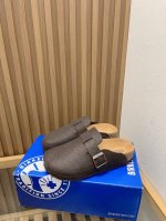 Birkenstock 勃肯经典半拖 经典的包头半拖，一年四季都可以轻松穿着。鞋面由磨砂皮 羊毛毡革制作，营造出自然、质朴的外观。 鞋面：麂皮 羊毛毡 鞋底：软