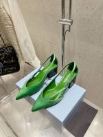 350 prada 普拉达 25Ss早春新款 绝美尖头跟鞋 时尚界久违的极简之美 经典时尚配色 毫不费力的优雅风来袭 时髦 精致 绝美 包头尖头 开边珠外穿时尚