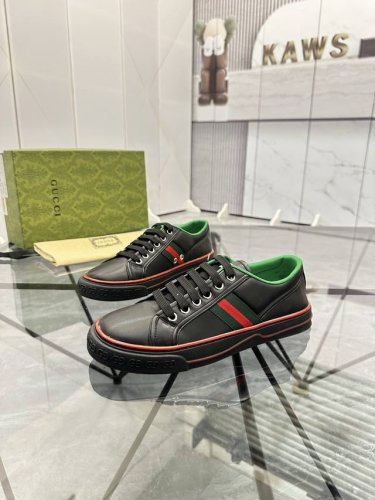 售 价: ￥ 商品商标：Gucci* 古驰* 低帮休闲鞋正码码数: 38-44 可订做45.46. 商品材料：鞋面专柜原版材料，透气内里，原版大底。编 号：66