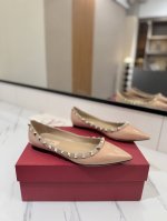 出厂价： Valentino 华伦天奴铆钉 VT经典尖头平底单鞋，顶级复刻！侧身弧线完美，原版开模定制不生锈铆钉 特别有质感的五金衬托出满满的高级感，带给您正品