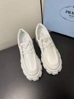 男款50Prada普拉达三角标情侣系带厚底乐福鞋 白色不做男款 原版1:1定制，今年最潮的三角标一脚蹬英伦风复古情侣小白鞋，众多网红上脚，这款鞋，牛皮拼色，注塑